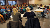 Eine Aula voller Schüler.