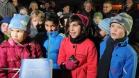 Wärme in der Kälte: Kidner und Elterfn singen Weihnachtslieder.