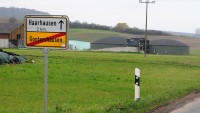 Das Ortsausgangschild von Gonterhausen, dahinter die Kuppeln einer Biogasanlage