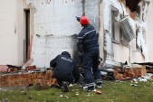 Spurensuche: Techniker der Polizei untersuchen die Ruine in Altenburg. 