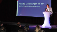 Fachwissen über Steuern: Torsten Falk vom Finanzministerium beim Vortrag. Foto: aep
