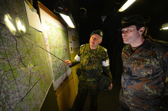 Einweisung an der Karte: Oberst Willi Dechert erklärt Oberstleutnant Michael Münchheimer den Verlauf des Übungsgebietes. 