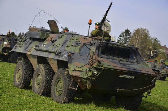 Schweres Gerät: Ein Fuchs-Panzer steht auf einer Wiese in Wallenrod