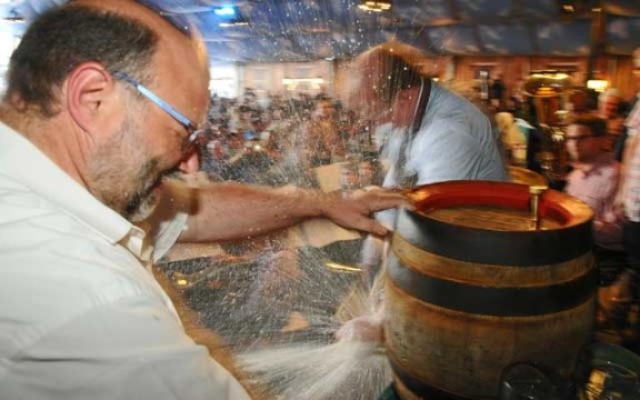 Auch in diesem Jahr wieder mit Alsfelder Pils: Der traditionelle Fassanstich im Festzelt. Archivfoto: aep