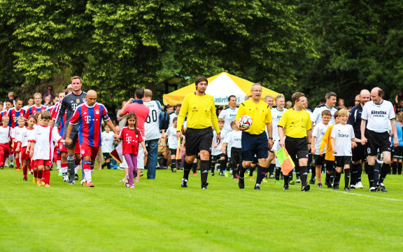 Einlauf der Mannschaften: FC Bayern und VfL Lauterbach mit dem Schiedsrichtergespann Clemens Vögeler (Soisdorf), Steffen Blum ( SV Müs) und Sönke Landmann (VfL Lauterbach) sowie den "Einlauf-Kids".  (Foto: Schieb)