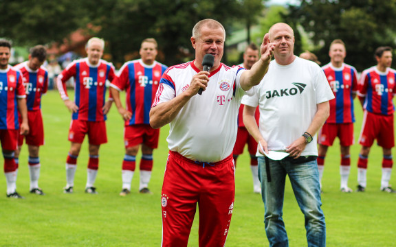 FCB-Teamchef Franz Möhwald mit VfL-Vorsitzendem Dirk Lünzer. (Foto: Schieb)