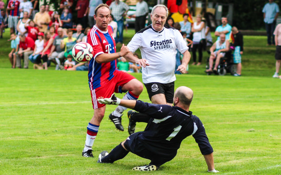 Heiß umkämpft - der Ball. Dennoch konnten die Bayern ihn sieben Mal mehr einlochen. (Foto: Schieb)
