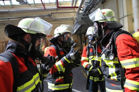 Koordination unter erschwerten Bedingungen: Atemschutzträger in einer STI-Werkshalle. 