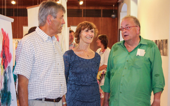 Laudatorin Burgi Scheiblechner mit den beiden Künstlern Klaus Schlosser (l.) und Bodo Runte (r.) (Foto: Kierblewski)