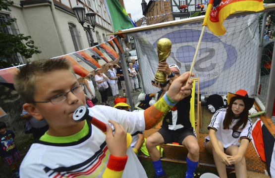 Schlaaand: Mehrere Motivwagen erinnerten an den Triumph der deutschen Mannschaft bei der Fußball-WM.  