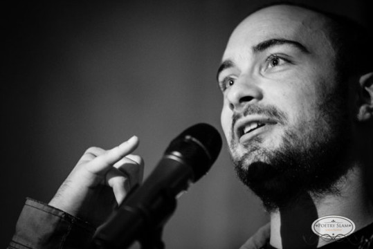 Am Mikrofon eigene Werke vortragen: Das ermöglicht der Poetry Slam auf charmante Art.
