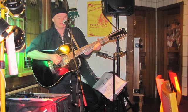 Viele Musiker, wie hier Peter Kick, traten im einst im Irish Pub auf - seit diesem Samstag wird man keine rockigen Töne mehr im Vorbeigehen aus dem Lokal hören. Foto: archiv/privat
