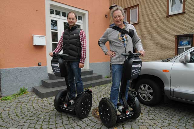 2014: Nach einer Stunde Fahrspaß: Thomas Niggenaber und Ol-Redakteur Axel Pries (r.) auf den Segways vor der Redaktion. Foto: jal