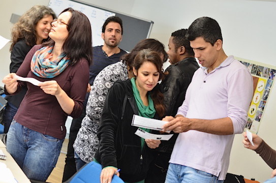 Gemeinsam lernen: Saeid (rechts) bei einer Gruppenübung im Integrationskurs. 