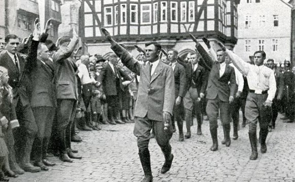 So war’s auch: Nazis marschieren 1932 über den Alsfelder Marktplatz. Foto: Philipp Pfaff, Butzbach, aus: „Oberhessen marschiert“. Ein Bildbericht über den Stand der nationalsozialistischen Bewegung Oberhessens,1932