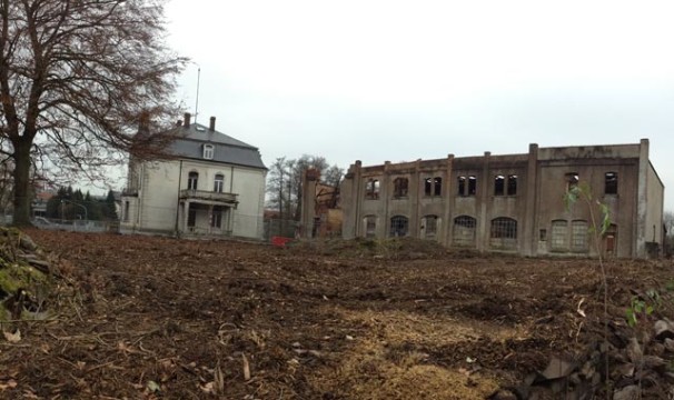 Ein Blick ins Archiv: Das Gelände der Villa Raab im November 2014. Die Fabrik-Ruine ist inzwischen abgerissen. Auf ihrem Platz könnte bald ein Hotel entstehen. 