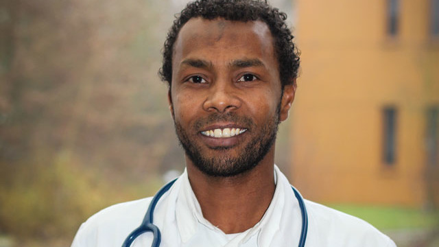 Möchte als Allgemeinmediziner aufs Land: <b>Mohamed Ahmed</b> Salih vor der ... - OL-KKH-1712-640x360