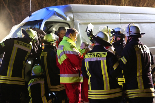 Kümmern sich um den Verletzten: Rettungskräfte bei der Arbeit.