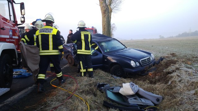 Die Fahrerseite des Wagens wurde bei dem Aufprall schwer beschädigt. 