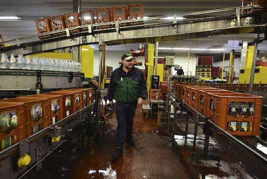 Wird gerade abgebaut: Die Abfüllanlage der Alsfelder Brauerei. In der Mitte des Bildes ist Braumeister Josef Lichter zu sehen, der im Auftrag der neuen Betreiber weiter in Alsfeld Bier braut. Archivfoto: jal