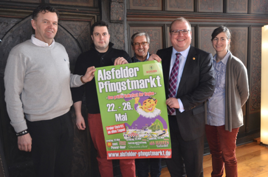 Stellten gemeinsam das Programm des Pfingstmarkts 2015 vor: Zelt-Festwirt Thomas Bronswyk, Stadthallenchef Torsten Schneider, Generalpächter Heiner Distel, Bürgermeister Stephan Paule und Ruth Herget-Klesper, Chefin der Vogelsberger Landbrauereien. Foto: jal