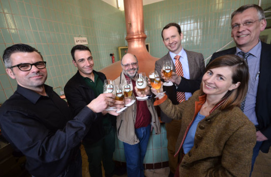 Stoßen auf den Neuanfang an: Außendienstler Gernot Stiebig, Braumitarbeiter Matthias Lerch, Braumeister Josef Lichter, Ulrich Klesper, Frank Meinecke und Ruth Herget-Klesper.