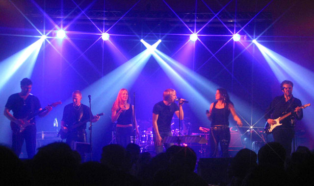 Am Montagabend wird in der Stadthalle wieder richtig gerockt: Die erfolgreiche Coverband "Take Five" lässt passend zum Feuerwerk die Funken fliegen. Foto: archiv