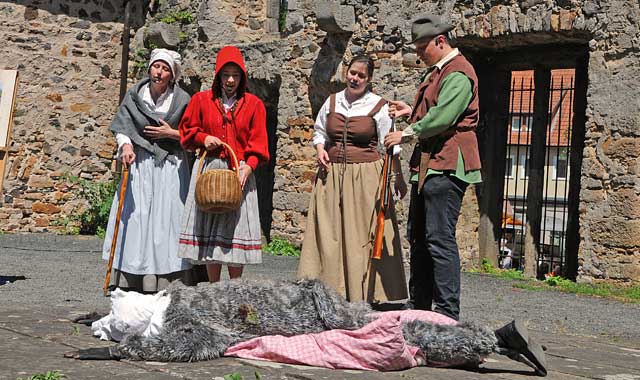 Gleich drei Märchenaufführungen wird es in diesem Jahr auf dem Kirchplatz geben: Rumpelstilzchen, Rotkäppchen und Schneewittchen begeistern Jung und Alt. Foto: archiv