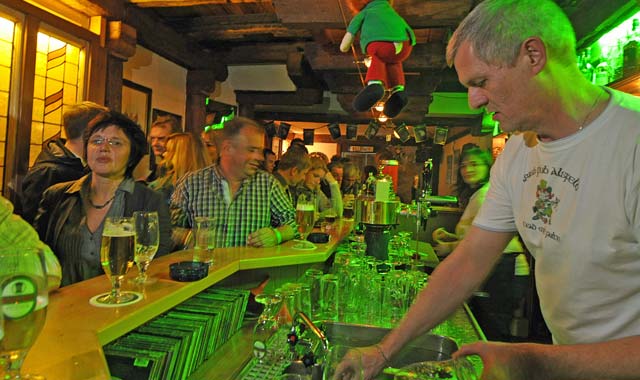 Uwe Kister und Daniela Geisel bei ihrer Arbeit im Irish Pub - den Kontakt zu den Menschen werden sie am meisten vermissen. Foto: archiv