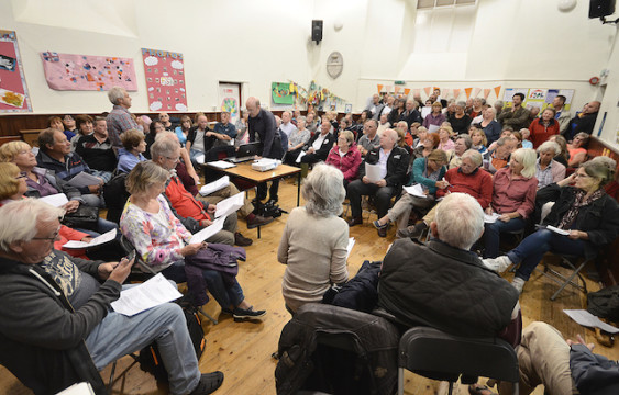 Volles Haus: In dem kleinen Örtchen Chudleigh kamen über 130 Leute zu einer Bauausschusssitzung. Es gab heftigen Streit über ein neues Gebäude, welchem in der Mitte des Ortes entstehen soll. 