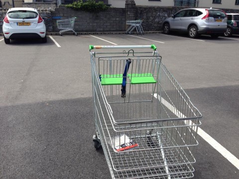 Stören das deutsche Ordnungsgefühl: Einkaufswagen auf einem englischen Supermarkt-Parkplatz. 