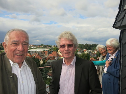 Genießen die Aussicht vom Turm des Gymnasiums: : Richardt Eidt (links) und Horst Becker.