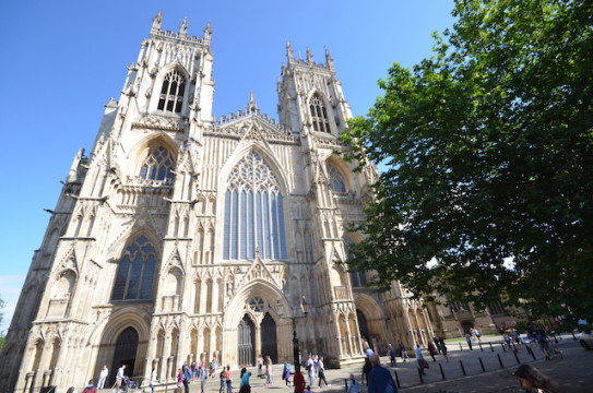 England, das Land der Kirchen. Überall finden sich auf der Insel prächtige Gotteshäuser wie dies hier: York Minster, das Wahrzeichen der Stadt, die in Amerika unter dem Namen New York neu gegründet wurde. 