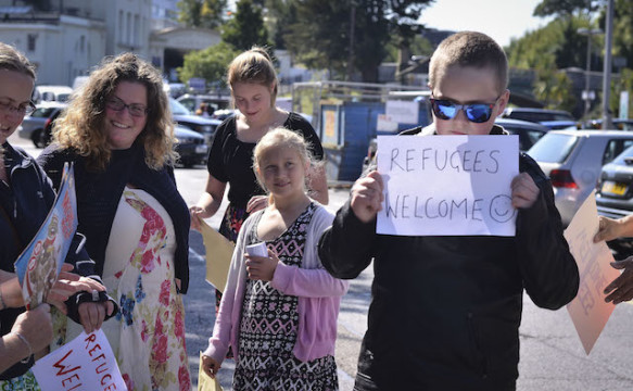 Klare Meinung, schon in jungen Jahren: der 11-jährige Theodore Logan (rechts) mit einem "Refugees welcome"-Schild. 