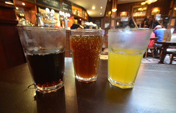Wer in einem Pub Spezi trinken möchte, muss es sich schon selber basteln: Das Getränk ist in England unbekannt. 