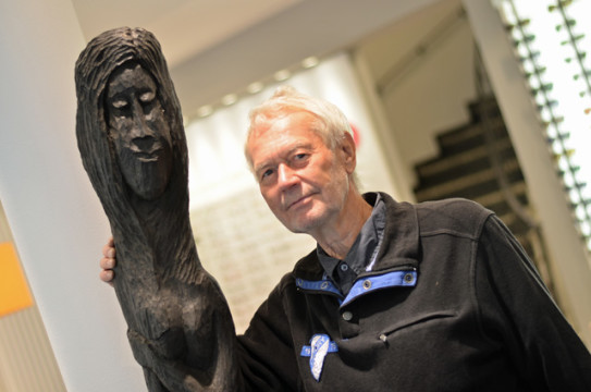 Der Künstler mit seinem Werk: Dr. Siegfried Modra steht neben seiner Statue "Die Entscheidung", die jetzt im Neusehland die Kunden empfängt. 