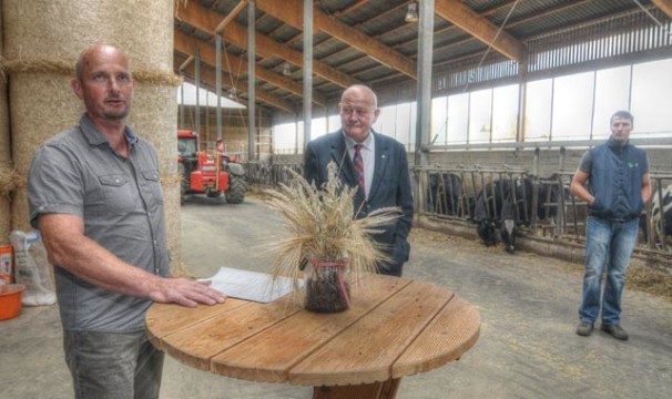 Zusammen an einem Tisch: Landwirt Volker Lein (links) und der Vorsitzende des Kreisbauernverbandes Kurt Wiegel bei der Präsentation der Ernteergebnisse im Herbst 2015 auf dem Hof Leim in Bleidenrod. Archivfoto: aep