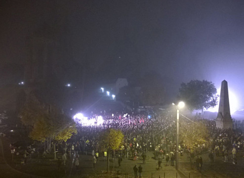 Demo von oben: Ein Blick auf den Erfurter Domplatz während der AfD-Kundgebung. Der sonst beleuchtete Dom blieb aus. 