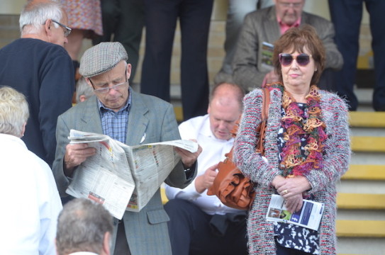Kritischer, britischer Zeitungsleser: Ein Blick ins Publikum kurz vor einem Rennen. 