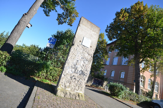 Ist seit über 25 Jahren nur noch Geschichte: Die innderdeutsche Grenze. Vor der Alsfelder Stadtschule steht ein Teil der Berliner Mauer als Mahnmal. 