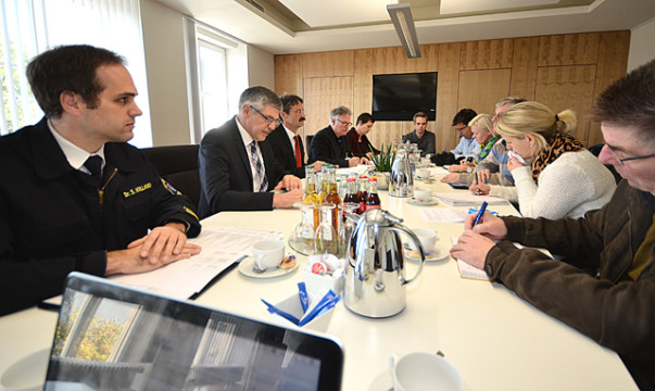 Ein Blick in die Runde: Die Pressekonferenz im Dienstzimmer des Landrats. 