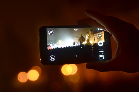 Schnappschuss im Dunkeln: Ein Beobachter fotografiert mit seinem Smartphone die Erfurter Demo. 