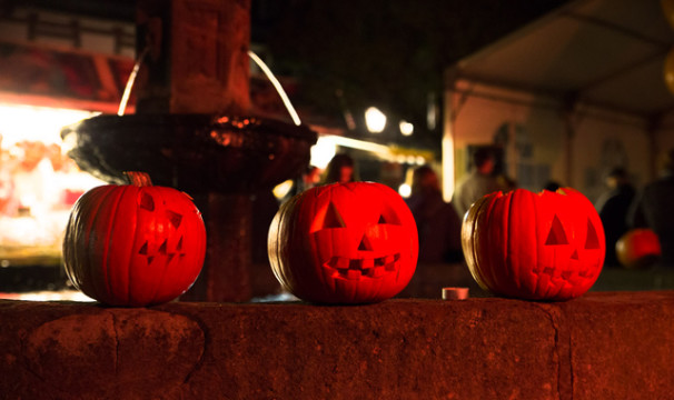 Gehören zu Halloween dazu: Kürbis-Fratzen. Foto: Sven Riebeling 