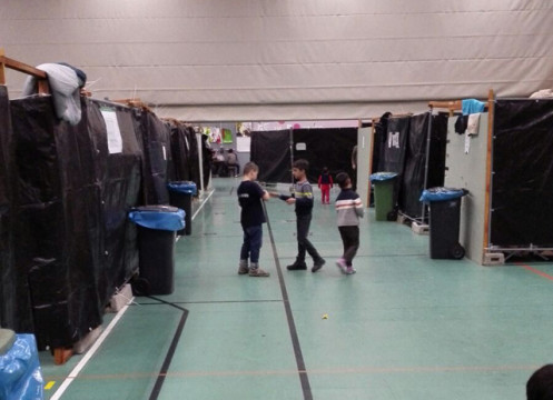 So sieht es momentan in der Alsfelder Großsporthalle aus: Bauzäune und schwarze Plastikplanen formen Parzellen, um zumindest ein bisschen Privatsphäre zu bieten. 