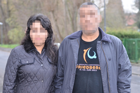Fühlen sich vom Lärm in der Halle gestört: Saye und ihr 51-jähriger Vater.  