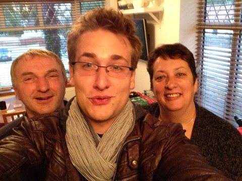 Verstrahltes Selfie zum Abschied: OL-Redakteur Juri Auel mit seinen Gasteltern Terry und Jayne 