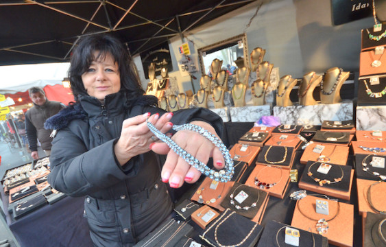 Nicht nur  Nützliches, sondern auch schönes: Eine Händlerin präsentiert ihren Schmuck. 