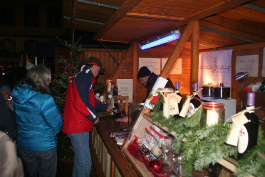 Während die Kinder singen, wird der ein oder andere Glühwein ausgeschenkt