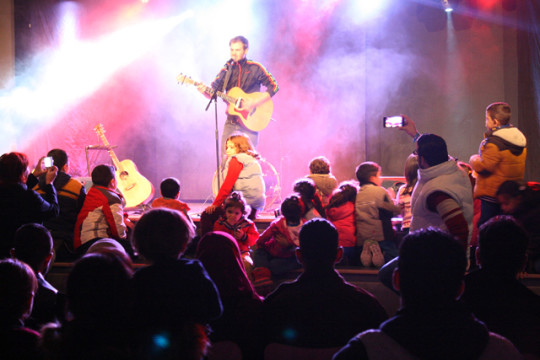 Spielte für die Flüchtlinge und die Schulgemeine: Der Alsfelder Musiker und Ex-ASS-Schüler Manuel Kluth. 