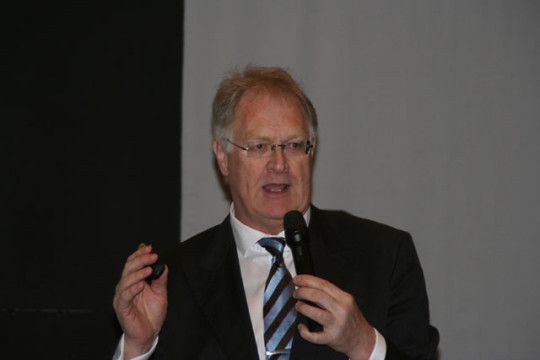 Prof. Dr. Ulrich Nöhle trägt sein Konzept vor.